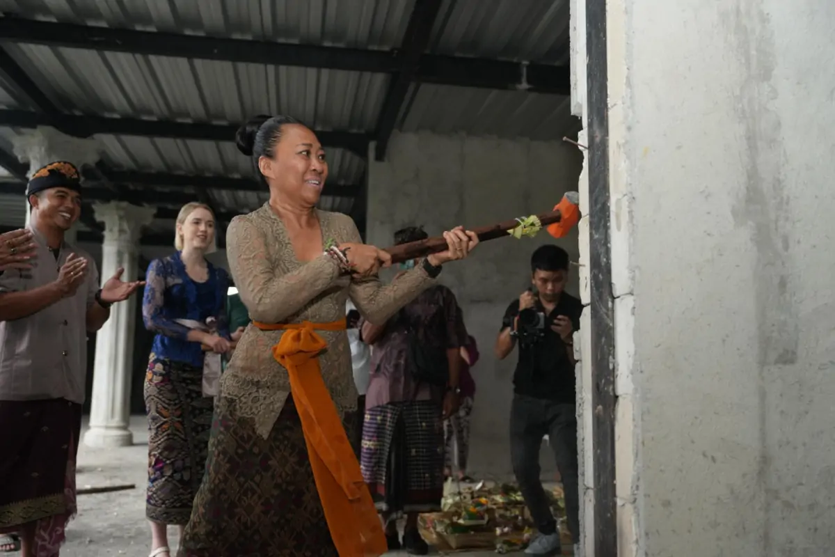 Pembongkaran bangunan-bangunan ilegal secara simbolis dilakukan sebagai pertanda dimulainya era baru.