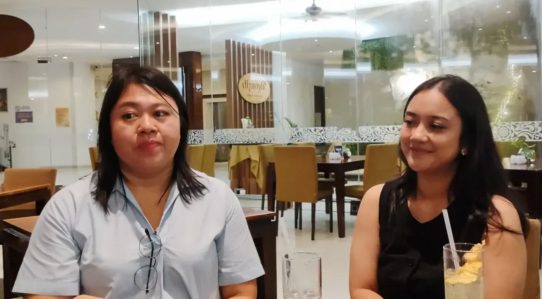 Novita Agustini, selaku Director of Revenue Distribution bersama Salsa, Assistant Marketing Communication Manager resort saat diwawancara pada Kamis, 26 Juni 2025