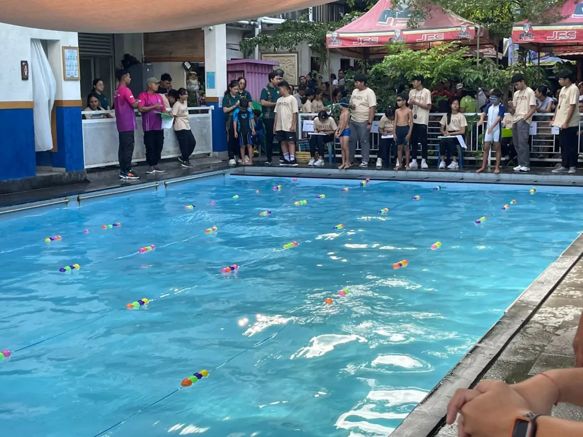  Lomba renang di SMP PGRI 8 Denpasar