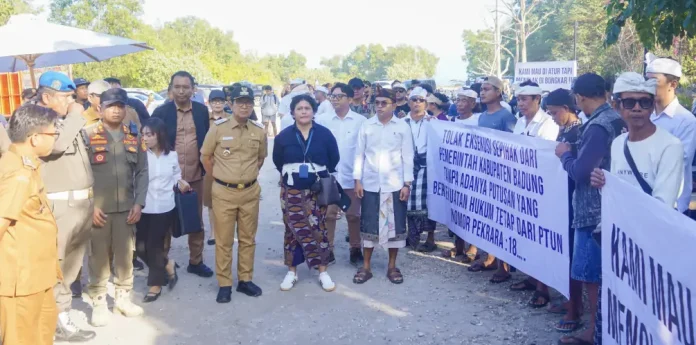 Sebanyak 48 bangunan tanpa izin yang berdiri di atas lahan milik pemerintah di kawasan Pantai Bingin, Desa Pecatu, dibongkar pada Senin (21/7/2025).
