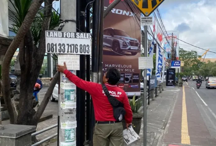 Satpol PP Denpasar Tertibkan Puluhan Alat Promosi Liar Demi Jaga Wajah Kota
