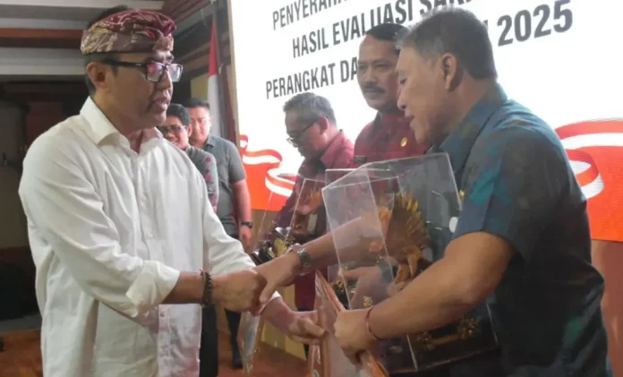 Penyerahan hasil evaluasi Sistem Akuntabilitas Kinerja Instansi Pemerintah (SAKIP) tahun 2025 kepada seluruh perangkat daerah