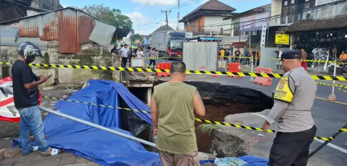 Sejumput tanah amblas menutup sebagian Jalan Nasional Antosari–Megati di depan Pasar Bajera, Kecamatan Selemadeg, pada Senin (7/7/2025)