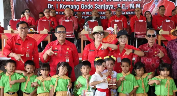 Bupati Tabanan, Dr. I Komang Gede Sanjaya, S.E., M.M., lewat pelaksanaan program Bungan Desa di Desa Mambang, Kecamatan Selemadeg Timur