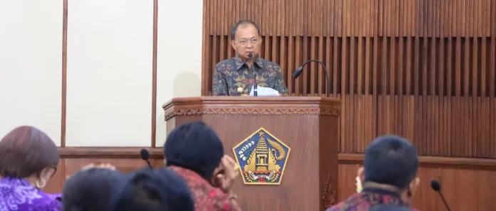 Gubernur Bali, Wayan Koster, memaparkan pendapat akhir pemerintah terhadap sejumlah rancangan peraturan daerah strategis dalam Rapat Paripurna
