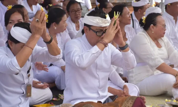 Wakil Wali Kota Denpasar, I Kadek Agus Arya Wibawa, menghadiri upacara Pujawali di Pura Desa lan Puseh, Desa Adat Tonja