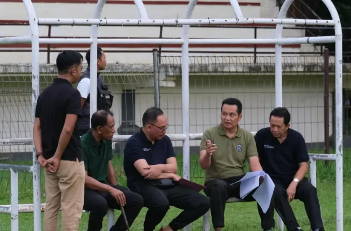 Bupati Jembrana I Made Kembang Hartawan yang meninjau kondisi stadion saat mengikuti kegiatan olahraga pagi, Jumat (11/7/2025).