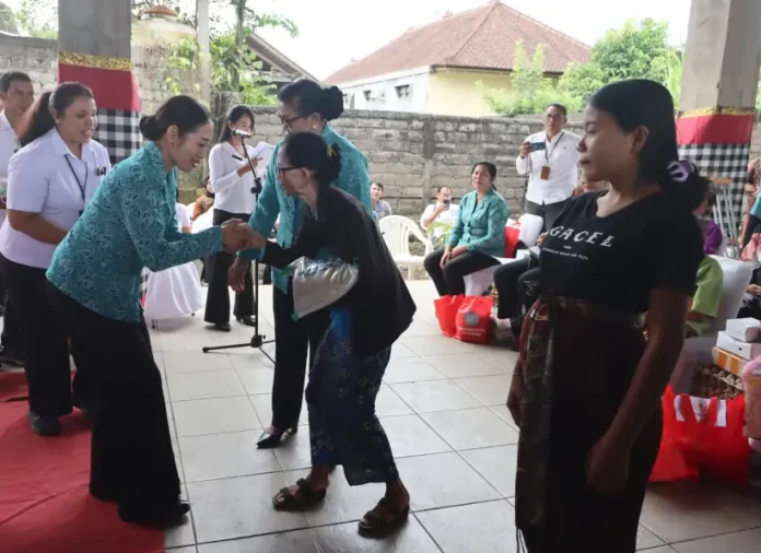 Ratusan warga Desa Adat Penyaringan, Kecamatan Mendoyo, Kabupaten Jembrana, mendapat perhatian khusus dari Tim Penggerak PKK Provinsi Bali