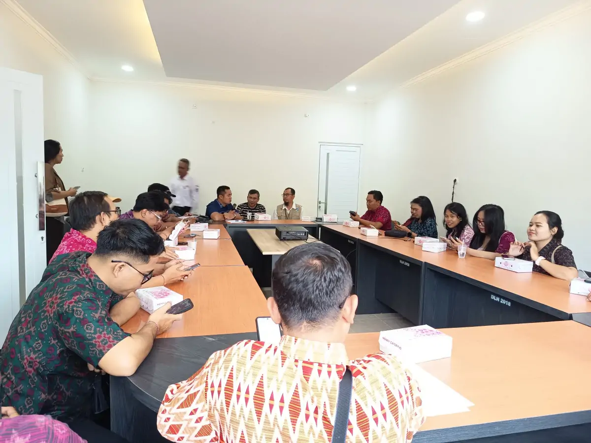 Kunjungan Humas DPRD Provinsi Bali bersama wartawan disambut oleh DLH Kota Mataram pada Rabu, 16 Juli 2025.