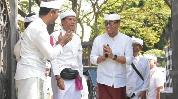Wakil Wali Kota Denpasar, I Kadek Agus Arya Wibawa, menghadiri pelaksanaan upacara Ngeratep di Pura Dalem Tegeh Gumi