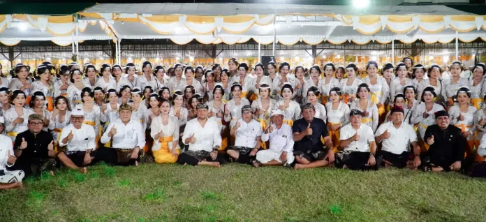 Wakil Gubernur Bali I Nyoman Giri Prasta hadir di upacara Karya Pitra Yadnya dan Manusa Yadnya di Desa Adat Sading, memberikan dukungan untuk kelangsungan tradisi dan kebersamaan masyarakat.