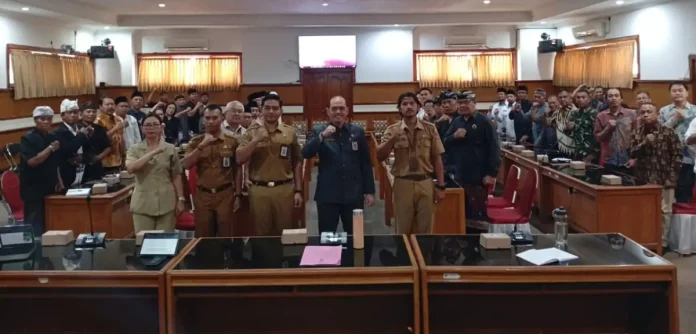 Pemkab Buleleng mengadakan sosialisasi penanganan sampah di tempat ibadah sebagai upaya membangun kesadaran bersama dalam menjaga kebersihan dan kelestarian lingkungan.