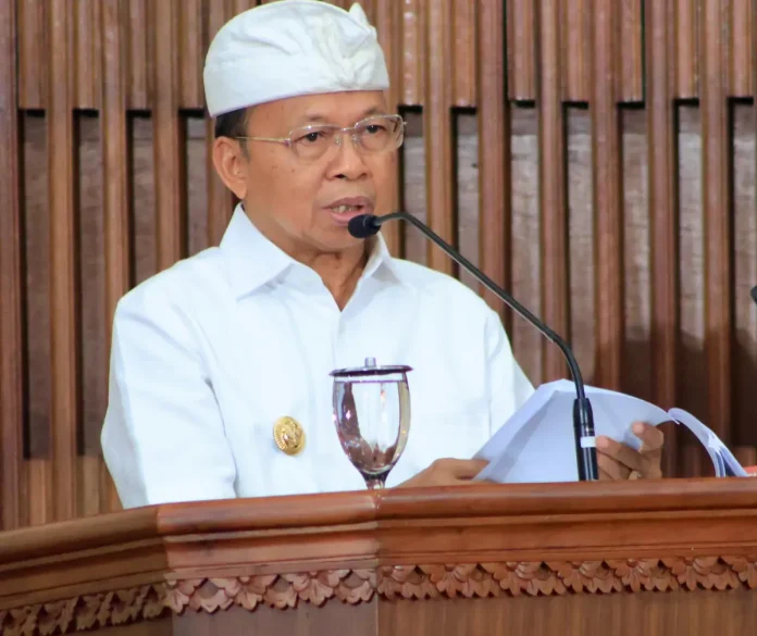 Gubernur Bali Wayan Koster memberikan jawaban atas pandangan umum fraksi-fraksi DPRD Provinsi Bali terkait Raperda Perubahan APBD 2025.