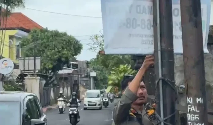 Satpol PP Kota Denpasar kembali menertibkan sejumlah spanduk promosi kedaluwarsa yang terpasang di area publik, tepatnya di sepanjang Jalan Suli