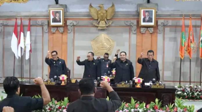 Bupati Tabanan, Dr. I Komang Gede Sanjaya bersama DPRD Tabanan menandatangani nota kesepakatan perubahan KUA dan PPAS Tahun Anggaran 2025
