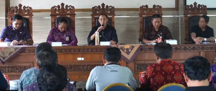 Wakil Bupati Klungkung, Tjokorda Gde Surya Putra, mendorong seluruh desa agar serius menangani persoalan sampah