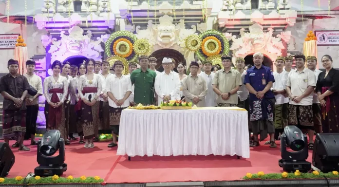 Bupati Wayan Adi Arnawa saat hadir pada perayaan HUT Ke-46 STT. Widya Dharma, Br. Sayan Baleran di Wantilan Pura Puseh Desa Adat Werdi Bhuwana, Mengwi, Sabtu, (9/8).