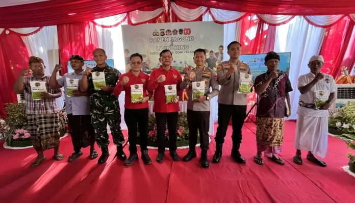 Bupati Buleleng dan Kapolres meluncurkan bibit jagung 