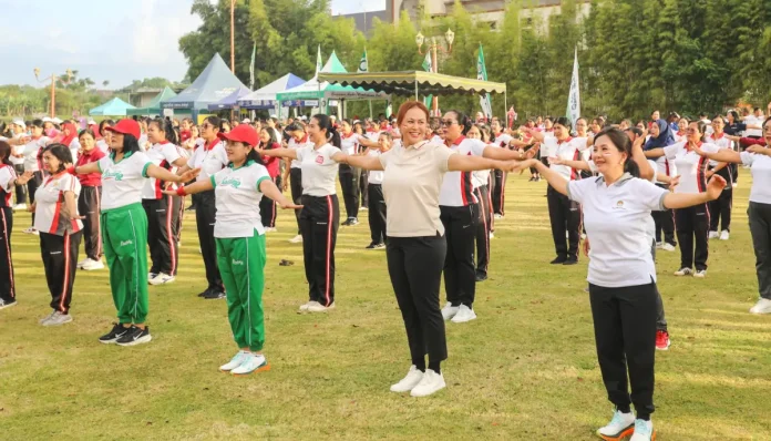 Ketua TP. PKK Nyonya Rasniathi Adi Arnawa bersama Sekretaris I, TP. PKK Badung Nyonya Yunita Alit Sucipta dan Ketua DWP Badung Nyonya Oliviana Surya Suamba saat lomba antar organisasi wanita, di Lapangan Utara Balai Budaya Giri Nata Mandala, Puspem Badung, Jumat (15/8).