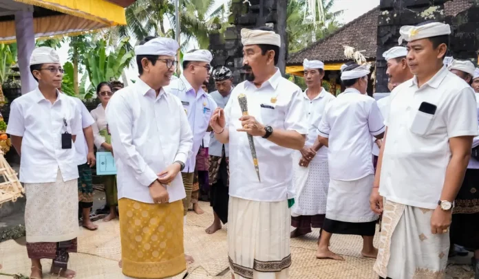 Bupati Badung I Wayan Adi Arnawa turut hadir dalam rangkaian Karya Pujawali Nyatur di Pura Ulun Swi, Subak Balangan, Desa Kuwum, pada Jumat (22/8/2025)