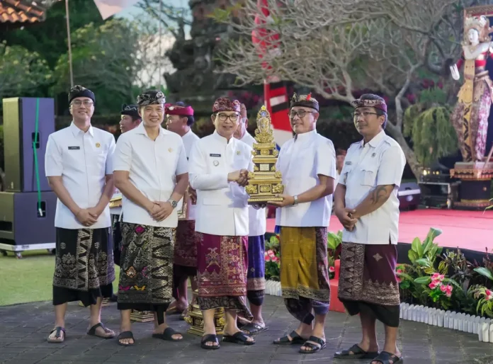 Bupati Adi Arnawa menghadiri acara syukuran HUT Kemerdekaan RI Ke-80 Tahun di Area Jaba Pura Lingga Bhuana, Puspem Badung, Minggu (17/8).