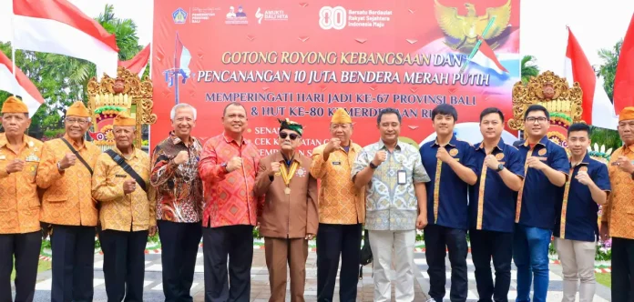 Ribuan warga, pelajar, tokoh masyarakat, hingga pejabat pemerintah turut ambil bagian dalam Gerakan Pembagian 10 Juta Bendera Merah Putih