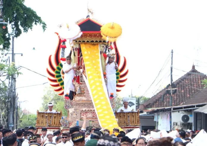 Suasana haru dan penuh kekhidmatan menyelimuti prosesi Pelebon (ngaben) untuk Ni Jero Samiarsa, ibunda tercinta dari Wali Kota Denpasar
