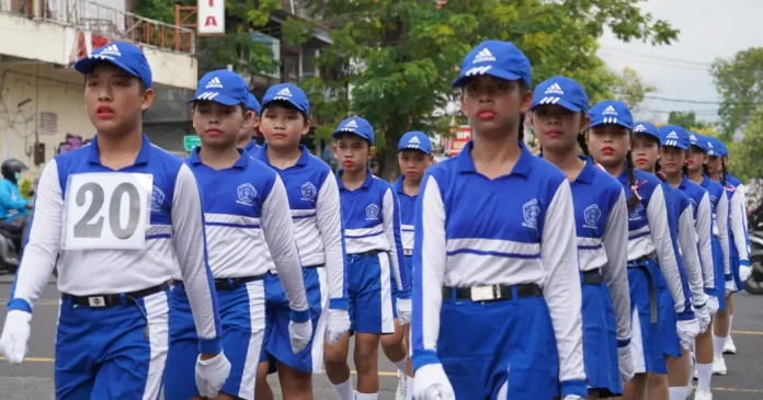 Ratusan pelajar SD se-Kabupaten Buleleng lewat Lomba Gerak Jalan 8 Kilometer yang digelar meriah pada Senin (4/8/2025).