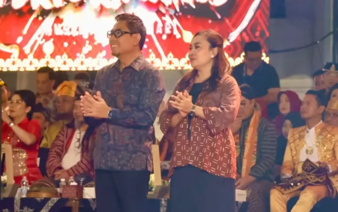Wawali Arya Wibawa menyaksikan Kontingen Budaya Kota Denpasar tampil memikat lewat sajian Tarian Janger, yang dipadukan dengan pertunjukan Kecak dan Baris Tanda.