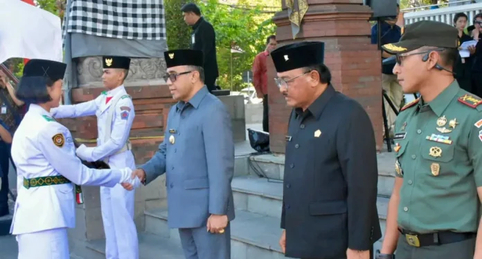 Wali Kota Denpasar I Gusti Ngurah Jaya Negara melantik 78 anggota Pasukan Pengibar Bendera Pusaka (Paskibraka) Kota Denpasar Tahun 2025