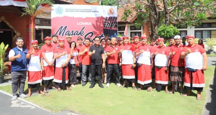 Wakil Walikota I Kadek Agus Arya Wibawa yang berkesempatan meninjau dan mencicipi hasil olahan sate tusuk dan sate babi dari para peserta lomba, Jumat (15/8) yang dipusatkan di Kantor Camat Denpasar Barat.