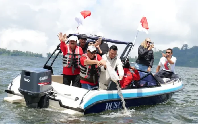 Bupati Tabanan, Dr. I Komang Gede Sanjaya, S.E., M.M menebar 10 ribu benih ikan nila di The Rusa by The Lake, Ulun Danu Beratan