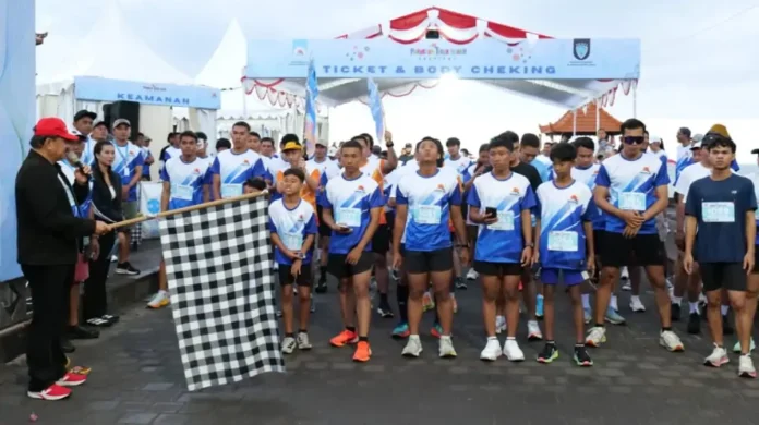 Wabup Tabanan I Made Dirga melepas peserta Fun Run 5K di Pantai Pangkung Tibah untuk menyemarakkan HUT ke-80 RI dan mendorong semangat kebersamaan serta gaya hidup sehat.