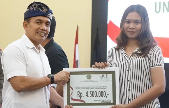 Tahun 2025 ini, sebanyak 800 mahasiswa resmi menerima beasiswa dengan nilai yang lebih besar dibanding tahun sebelumnya.