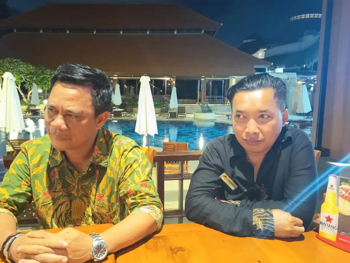 Ketut Darmayasa, General Manager Hotel Grand Istana Rama bersama Putu Robby Rudita, Food and Beverage Hotel Grand Istana Rama saat diwawancara di 69 Bar & Resto.