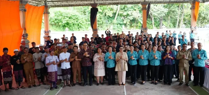 Putri Koster mengajak masyarakat Bali untuk mandiri mengelola sampah domestik sejak sumbernya, tanpa bergantung pada pembuangan terbuka atau pembakaran yang berbahaya bagi lingkungan dan kesehatan.