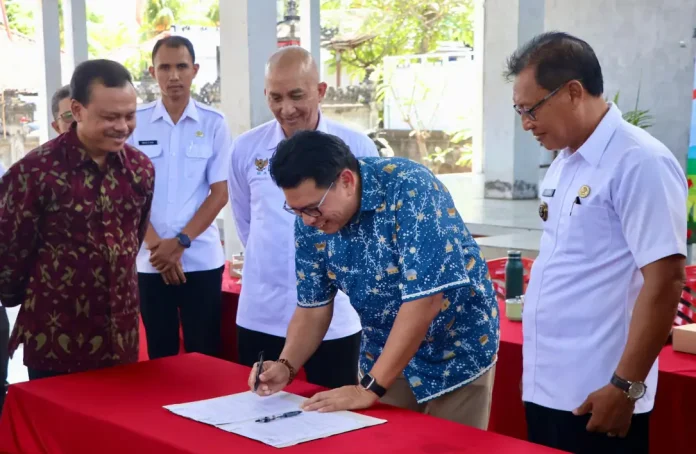 Sekretaris Daerah Provinsi Bali, Dewa Made Indra, menegaskan pentingnya pemanfaatan energi surya di tingkat desa setelah meresmikan PLTS