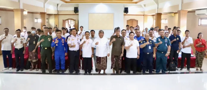 Sekda Kota Denpasar, Ida Bagus Alit Wiradana saat membuka Bimbingan Teknis (Bimtek) Operator Angkutan Laut Pelabuhan Pengumpan Lokal Tahun 2025, di Gedung Shanti Graha Denpasar, Kamis (28/8).