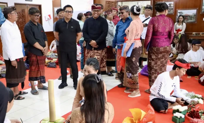 Wakil Wali kota Denpasar, I Kadek Agus Arya Wibawa, membuka kegiatan Bulan Bhakti Karang Taruna di Desa Sumerta Kelod pada Jumat (15/8/2025)