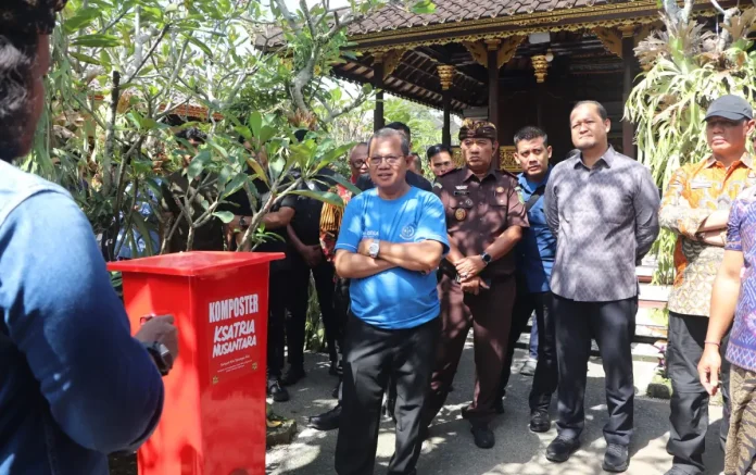 Wabup Bagus Alit Sucipta mendampingi Irjen Kementerian Desa, PDT, dan Jamintel saat mengunjungi Desa Punggul, Abiansemal Badung, Kamis (11/9)