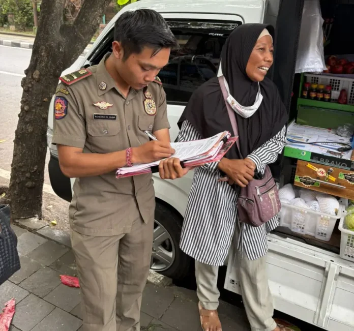 Dinas Satpol PP Kota Denpasar melalui Bidang KUKM kembali melakukan penertiban terhadap PKL yang berjualan di fasilitas umum demi menjaga ketertiban dan keindahan kota.