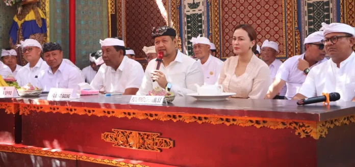 Wabup Badung Hadiri Karya Dewa Yadnya di Merajan Pratisentana Penyarikan Dalem Kedonganan