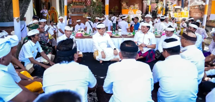 Bupati Badung I Wayan Adi Arnawa menghadiri Upacara Melaspas dan Mendem Pedagingan medasar Rsi Gana di Pura Kantor Perbekel Sibang Gede
