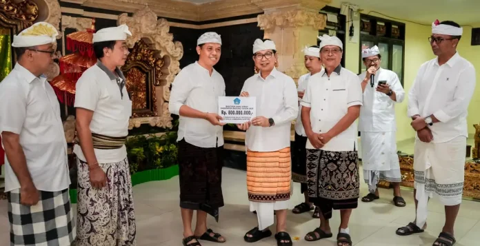 Bupati Badung I Wayan Adi Arnawa hadir bersama Ketua TP PKK Ny. Rasniathi Adi Arnawa. Kehadirannya diwarnai dengan penyerahan punia Rp10 juta