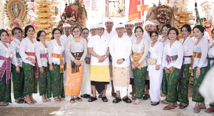 Badung Adi Arnawa saat menghadiri Karya Mamungkah, Ngenteg Linggih, Balik Sumpah, Padudusan Agung, dan Menawa Ratna di Pura Desa Bale Agung, Desa Adat Kutuh, Kuta Selatan, Jumat (5/9).