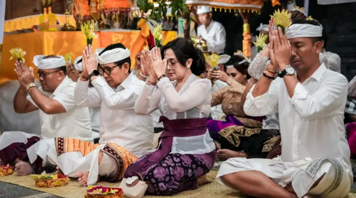 Bupati Wayan Adi Arnawa saat menghadiri puncak Karya Melaspas di Pura Kemenuh Sari, Perumahan Raya Kampial, Banjar Menesa, Kampial, Benoa, Minggu (7/9/2025).