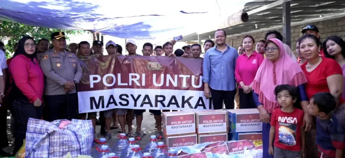 Wabup Bagus Alit Sucipta didampingi Istri menyerahkan bantuan sosial berupa sembako bagi warga terdampak banjir di Kelurahan Kapal dan Desa Dalung, Sabtu (13/9).