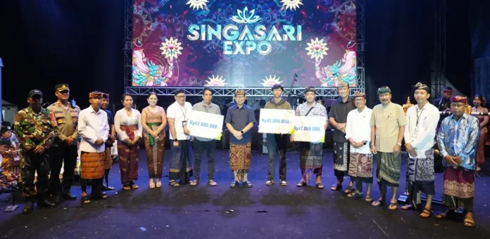 Bupati Adi Arnawa saat membuka Singasari Expo III Tahun 2025 di Lapangan Kopral I Wayan Surem, Desa Blahkiuh, Abiansemal, Kamis (11/9).