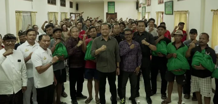 Wakil Bupati Badung, Bagus Alit Sucipta, turun langsung menyerahkan 100 paket sembako kepada warga di Kelurahan Sading