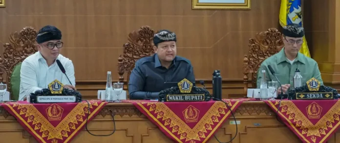 Wakil Bupati Badung, Bagus Alit Sucipta, bersama Sekda IB Surya Suamba, menerima exit meeting dari Badan Pemeriksa Keuangan
